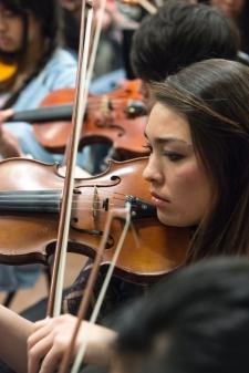 一个音乐系的学生在拉小提琴